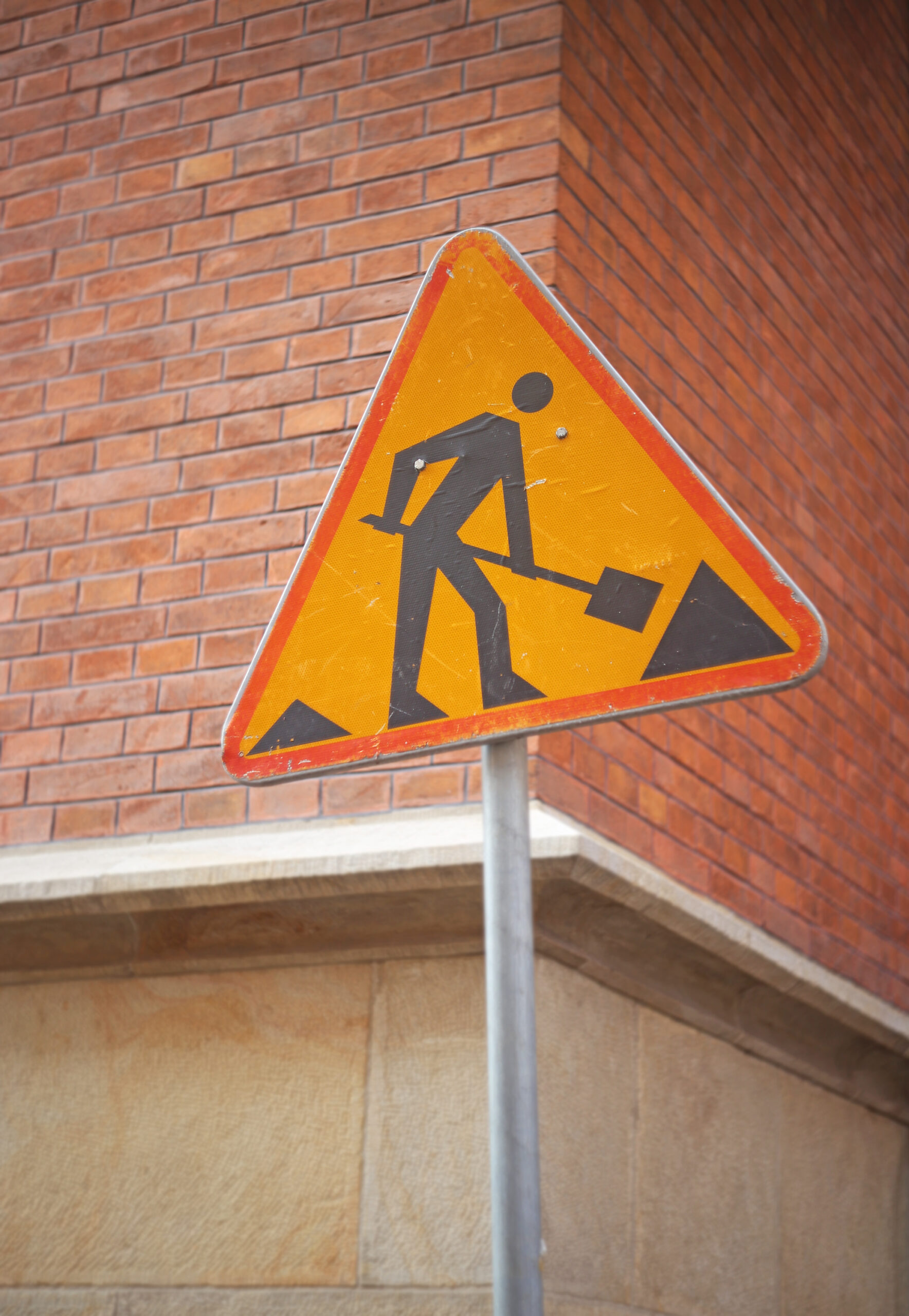 Montaż znaków drogowych – zespół PAVI w terenie