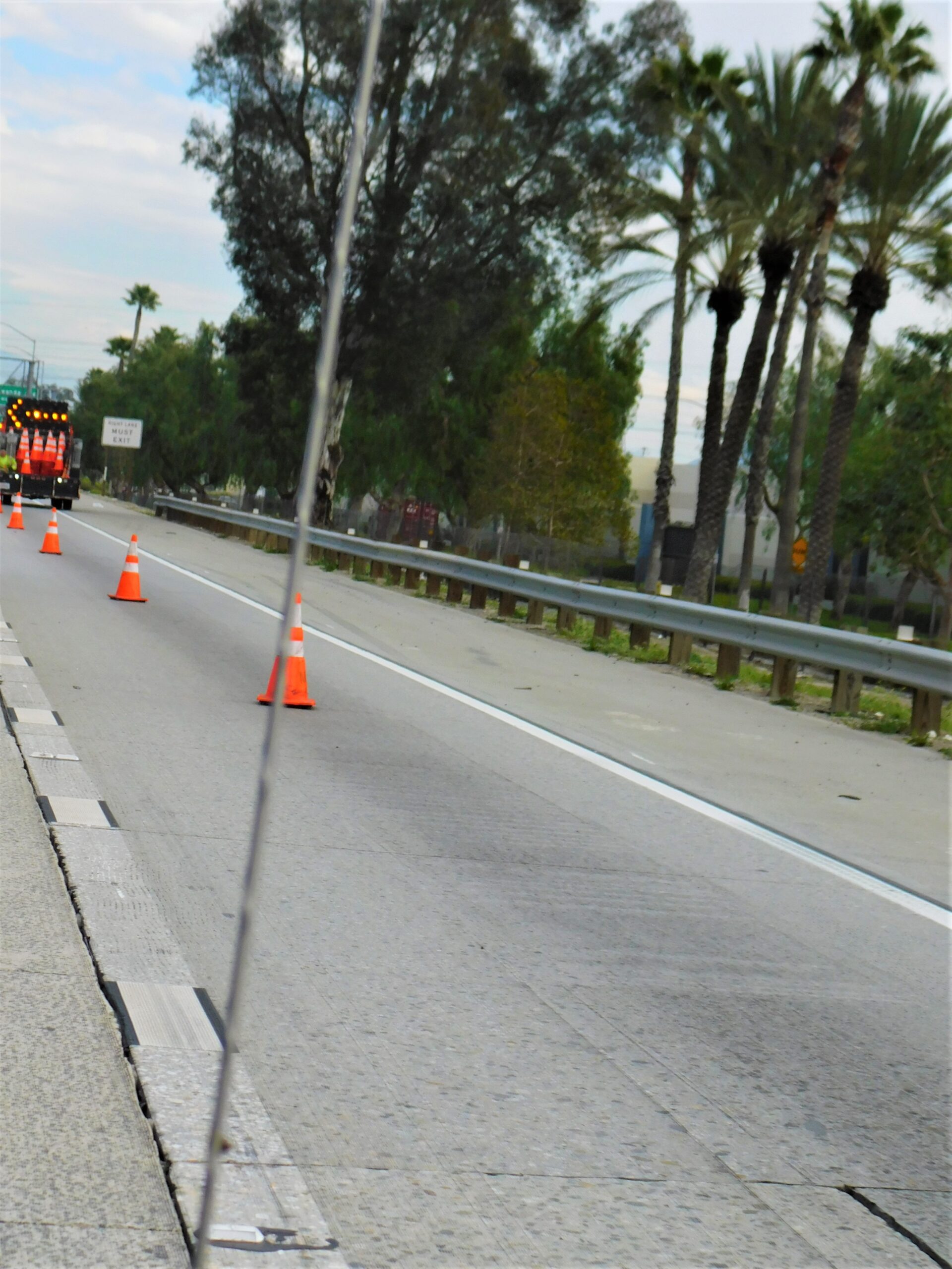 Montaż znaków drogowych – zespół PAVI podczas pracy