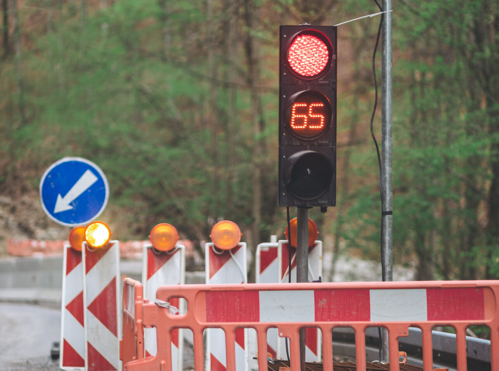 Montaż tymczasowej sygnalizacji przez ekipę PAVI