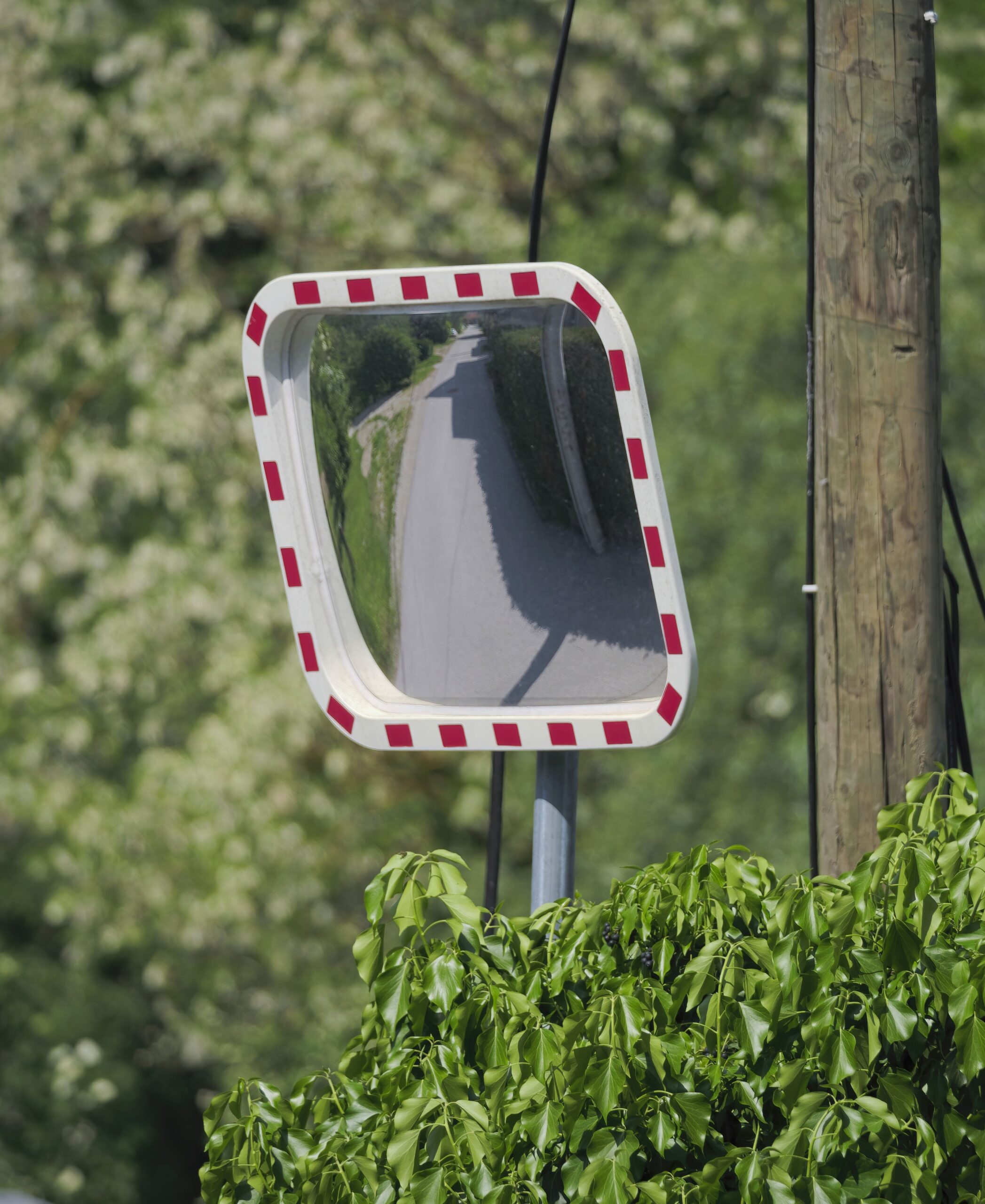 Montaż słupa pod lustro drogowe na fundamencie betonowym